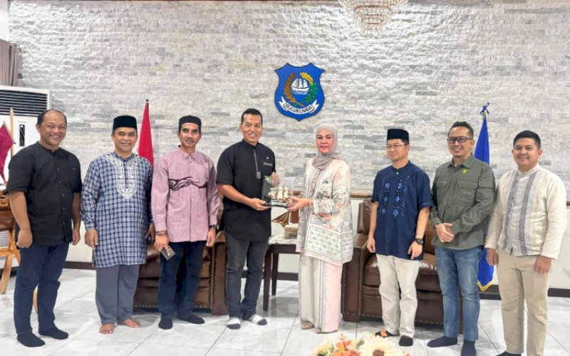 CENDERA MATA. Ketua Tim Penggerak PKK Kabupaten Bulukumba Andi Herfida Muchtar bertukar cendera mata dengan Pemimpin Wilayah PT Pegadaian Kantor Wilayah VI Makassar Pratikno di Rumah Jabatan Bupati Bulukumba, Sabtu (7/3/2026). foto: istimewa