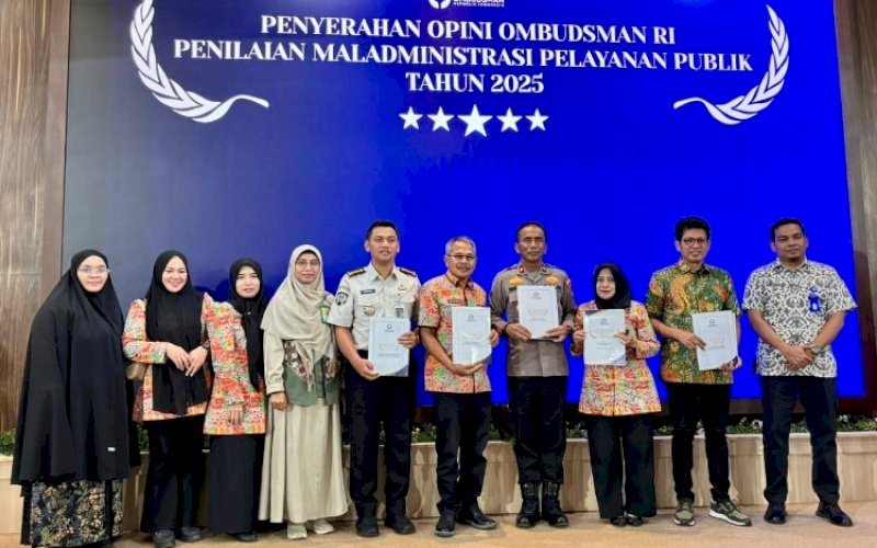 PENYERAHAN. Ketua Ombudsman RI Perwakilan Provinsi Sulsel Ismu Iskandar menyerahkan hasil penilaian Opini Kualitas Tinggi dari Ombudsman pada Penilaian Pelayanan Publik 2025 kepada Sekda Kabupaten Bulukumba Muh Ali Saleng di Aula Kantor Perwakilan BPK Sulsel di Kota Makassar, Kamis (12/3/2026). foto: istimewa