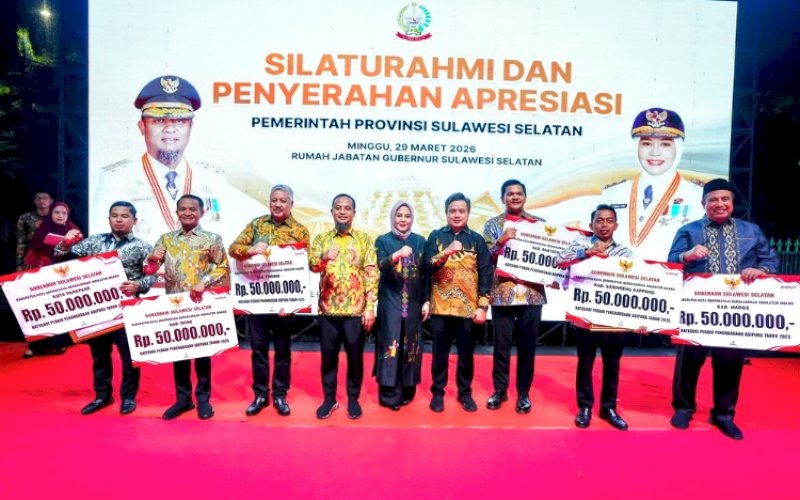 PENGHARGAAN. Gubernur Sulsel Andi Sudirman Sulaiman dan Wakil Gubernur Sulsel Fatmawati Rusdi bersama kepada daerah berprestasi yang mendapatkan penghargaan di Rumah Jabatan Gubernur, Minggu (29/3/2026) malam. foto: istimewa