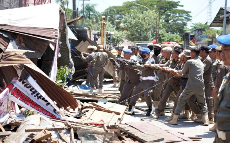 PENERTIBAN. Tim gabungan yang terdiri dari petugas Kecamatan Ujung Tanah, Satpol PP, serta unsur TNI/Polri melakukan penertiban terhadap 20 Pedagang Kaki Lima (PKL) di Jl Kalimantan, Kelurahan Ujung Tanah, Kecamatan Ujung Tanah, Kota Makassar, Kamis (26/3/2026). foto: istimewa