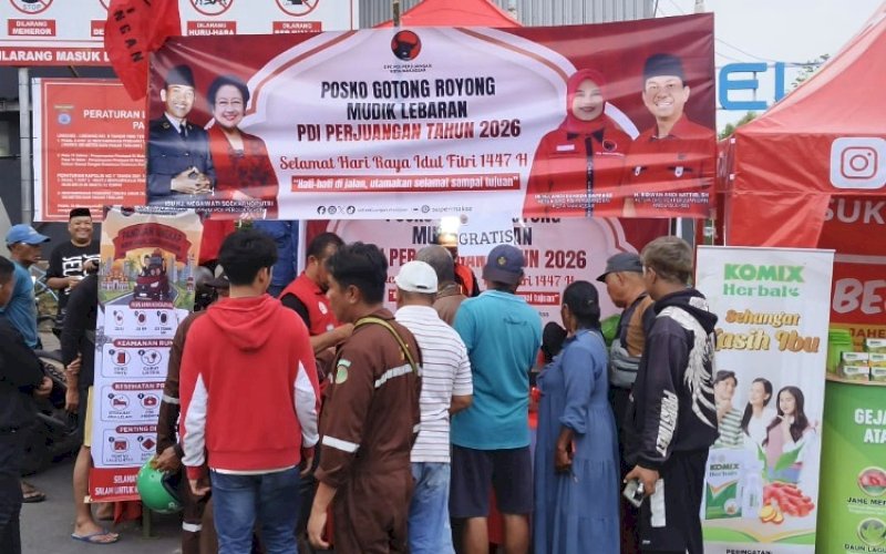 PADAT PEMUDIK. Posko Gotong Royong Mudik Lebaran yang didirikan DPC PDI Perjuangan Kota Makassar di depan Pelabuhan Soekarno-Hatta, Kota Makassar dipadati pemudik, Kamis (19/3/2026). foto: istinewa