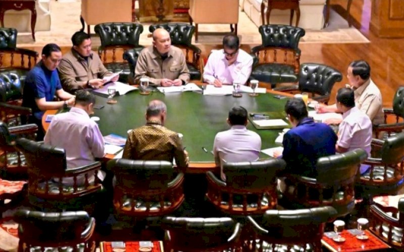 RAPAT TERBATAS. Presiden Prabowo Subianto memimpin rapat terbatas bersama sejumlah Menteri Kabinet Merah Putih di kediaman pribadi Presiden di Hambalang, Bogor, Jabar, Rabu (25/3/2026). foto: istimewa