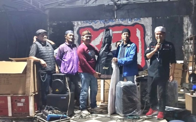 BANTUAN. Presiden Republik Indonesia melalui Kementerian Kebudayaan menyalurkan bantuan peralatan musik kepada musisi jalanan di Kota Makassar. foto: istimewa