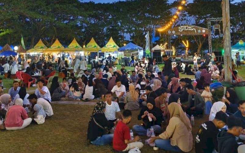 RAMAI PENGUNJUNG. Warga memadati Festival Ramadan Bangkit di Lapangan Hijau Pantai Seruni Bantaeng. foto: istimewa