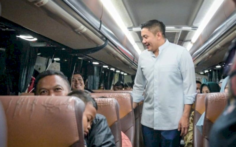 PENINJAUAN. Sekretaris Kabinet Teddy Indra Wijaya meninjau langsung pengelolaan puncak arus balik Lebaran 2026 di Terminal Terpadu Pulo Gebang, Cakung, Jakarta, Rabu (25/3/2026) dini hari, pukul 01.00-02.00 WIB. foto: istimewa