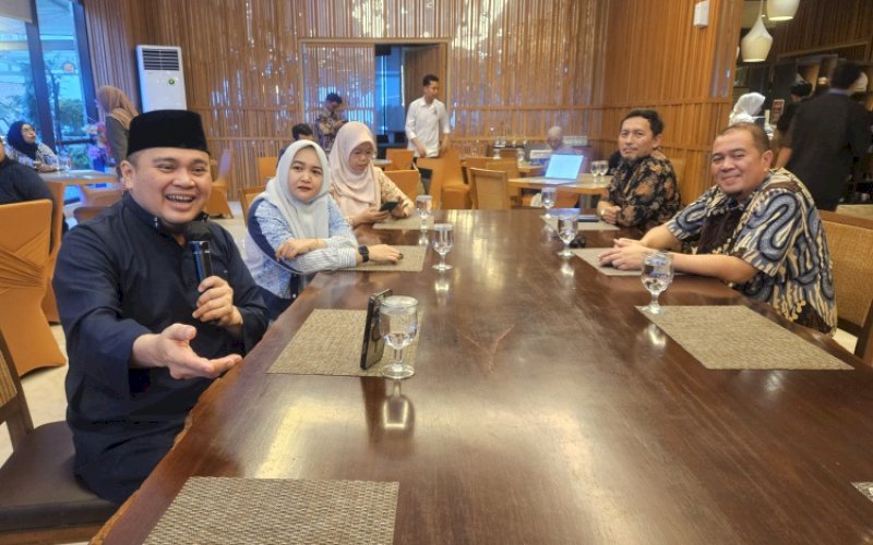BUKA PUASA. SVP Sekretaris Perusahaan SPJM, Tubagus Patrick Tribudi Utama Iskandar (kanan), menghadiri buka puasa bersama SPJM dengan sejumlah jurnalis yang ada di Kota Makassar di Hotel The Rinra Makassar, Jumat (13/3/2026). foto: doelbeckz/pluz.id