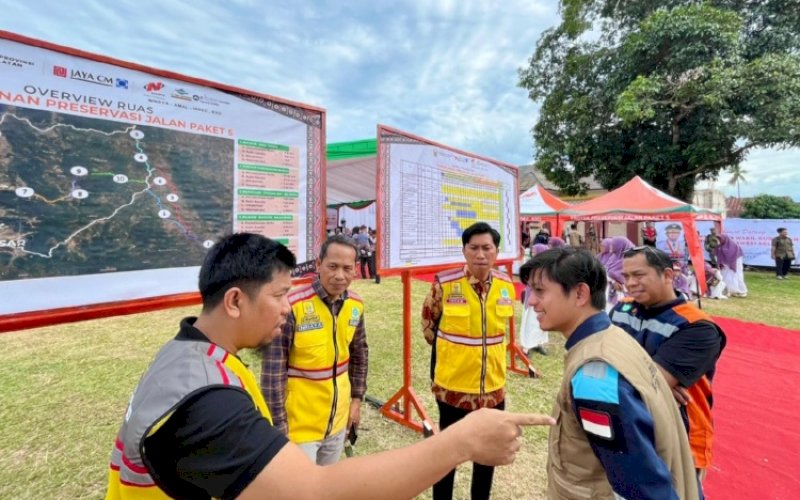 UJI PETIK. Ketua dan anggota Komisi D DPRD Sulsel melakukan uji petik terhadap ketebalan aspal pada sejumlah titik di ruas Jl Letjen Hertasning yang sebelumnya menjadi perhatian publik. foto: istimewa