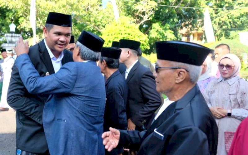 SALAT ID. Bupati Bantaeng, M Farhul Fauzy Nurdin, silaturahmi bersama jemaah usai melaksanakan Salat Idulfitri 1447 H/2026 M di Lapangan Pantai Seruni, Kabupaten Bantaeng, Sabtu (21/3/2026). foto: istimewa