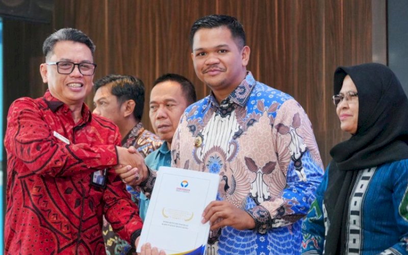 PENGHARGAAN. Bupati Bantaeng, M Fathul Fauzy Nurdin, menerima langsung penghargaan dari Ombudsman RI di Aula BPK RI Perwakilan Provinsi Sulsel, Kota Makassar, Kamis (12/3/2026). foto: istimewa