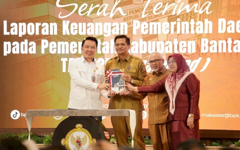 PENYERAHAN. Bupati Bantaeng M Fathul Fauzy Nurdin didampingi Wakil Bupati Bantaeng Sahabuddin menyerahkan LKPD Tahun Anggaran 2025 kepada Kepala BPK Perwakilan Sulsel Winner Franky Halomoan Manalu di Auditorium Kantor BPK RI Perwakilan Sulsel, Kota Makassar, Senin (30/3/2026). foto: istimewa