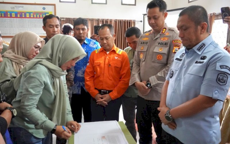 PENANDATANGANAN. Penandatanganan dokumen penyelesaian permasalahan lahan Old Camp di Sorowako, Kabupaten Lutim antara perusahaan dan masyarakat yang disaksikan langsung Bupati Lutim, Irwan Bachri Syam di Kantor Camat Nuha, Kamis (12/3/2026). foto: istimewa