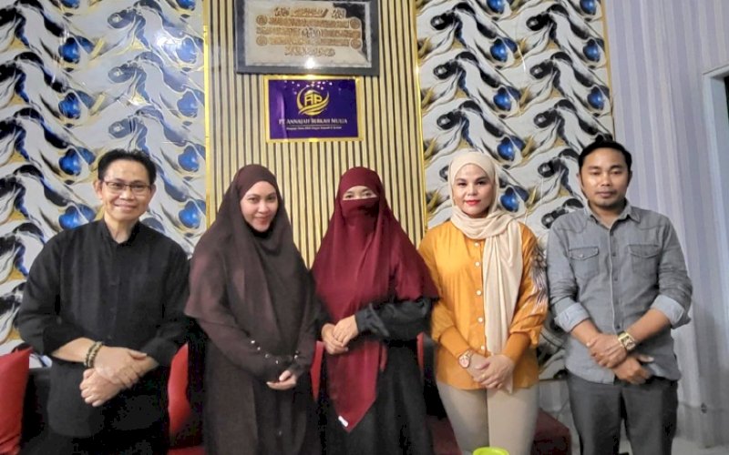 ABM TOUR. Pemilik Kantor Cabang ABM Tour Makassar, M Yusuf Sandy (kiri), bersama manajemen ABM Tour. foto: istimewa