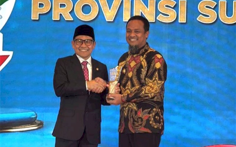 PENGHARGAAN. Menteri Koordinator Pemberdayaan Masyarakat RI Abdul Muhaimin Iskandar menyerahkan penghargaan kepada Gubernur Sulsel Andi Sudirman Sulaiman di The Ritz-Carlton Jakarta, Mega Kuningan, Jakarta, Jumat (24/4/2026) malam. foto: istimewa