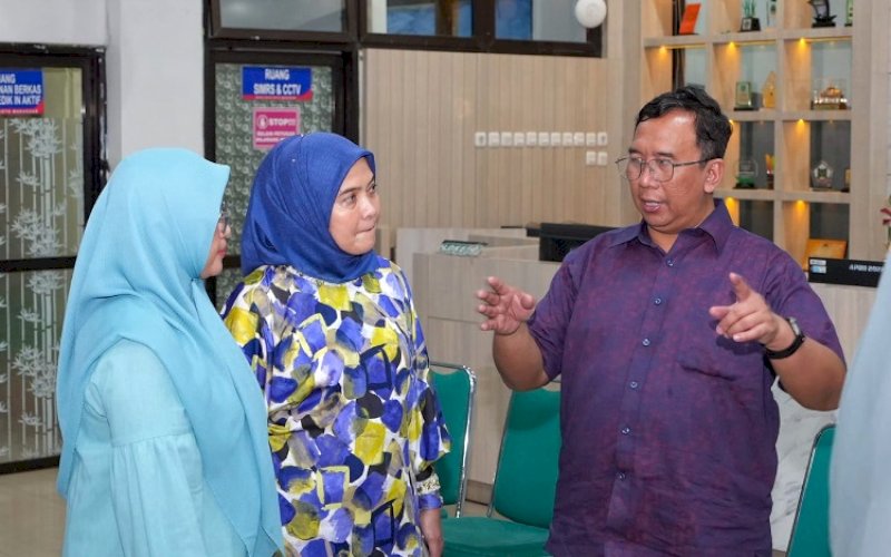 BINCANG. Wakil Wali Kota Makassar Aliyah Mustika Ilham berbincang dengan Direktur Jenderal Kesehatan Lanjutan Kementerian Kesehatan RI Azhar Jaya, saat meninjau langsung fasilitas kesehatan di RSUD Daya, termasuk keberadaan Cathlab yang merupakan bantuan dari Kementerian Kesehatan, Sabtu (25/4/2026). foto: istimewa