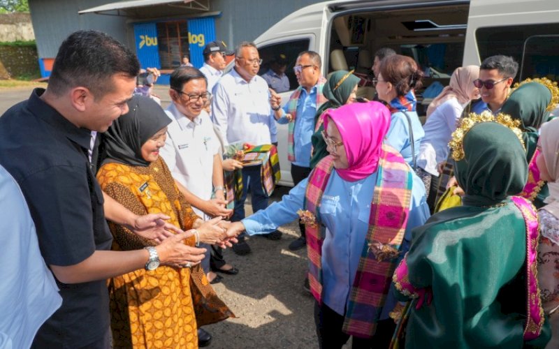 SAMBUTAN. Wakil Wali Kota Makassar, Aliyah Mustika Ilham, menyambut kunjungan kerja reses Komisi IV DPR RI di Gudang Bulog Panaikang, Makassar, Kamis (23/4/2026). foto: istimewa