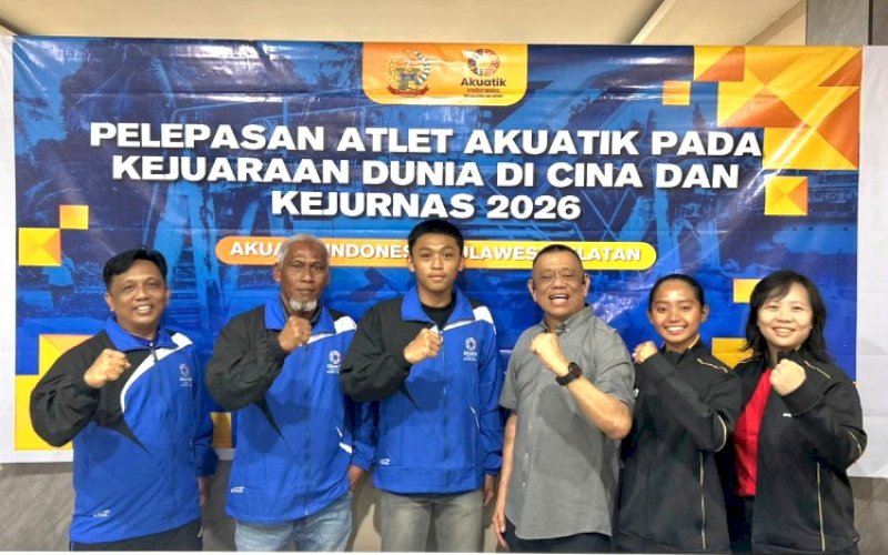 PELEPASAN. Ketua Umum Akuatik Indonesia Sulsel, Amirullah Nur Saenong, melepas atlet Akuatik Indonesia Sulsel ke Kejuaraan Dunia di Cina di Kantornya, Kamis (23/4/2026). foto: istimewa