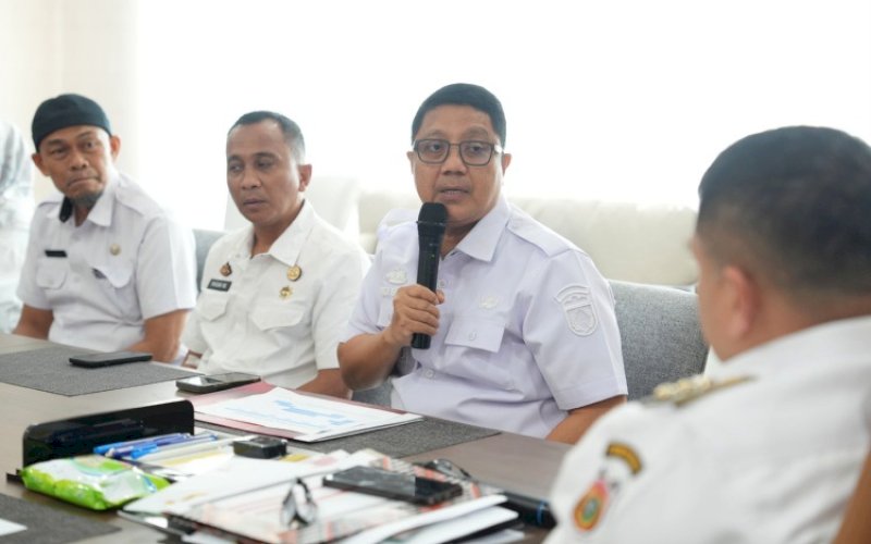 LAPORAN. Kepala Dinas Sosial Kota Makassar Andi Bukti Djufrie bertemu langsung dengan Wali Kota Makassar Munafri Arifuddin melaporkan program pembentukan Kampung Siaga Bencana (KSB) di Balai Kota, Rabu (8/4/2026). foto: istimewa