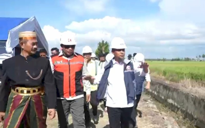 GROUNDBREAKING. Gubernur Sulsel, Andi Sudirman Sulaiman, melakukan pemantauan sekaligus groundbreaking Program Multiyears Project (MYP) Pemprov Sulsel di sektor pembangunan dan rehabilitasi daerah irigasi senilai Rp764 miliar resmi dimulai yang dipusatkan di DI Leworeng, Desa Tottong, Kecamatan Donri-donri, Kabupaten Soppeng, Rabu (8/4/2026). foto: istimewa