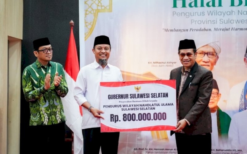 BANTUAN. Gubernur Sulsel, Andi Sudirman Sulaiman, menyerahkan bantuan hibah sebesar Rp800 juta kepada Pengurus Wilayah Nahdlatul Ulama (PWNU) Sulsel di Balai Diklat Keagamaan Makassar, Rabu (15/4/2025). foto: istimewa