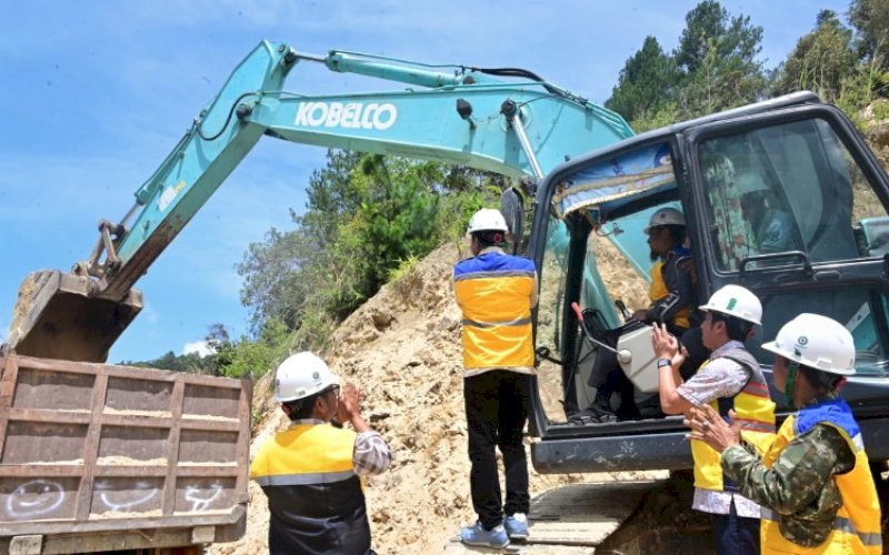 GROUNDBREAKING. Gubernur Sulsel, Andi Sudirman Sulaiman, resmi melakukan groundbreaking pembangunan jalan ruas Sabbang-Tallang dan Tallang-Sae yang terletak di Kecamatan Rongkong, Kabupaten Luwu Utara, Minggu (26/4/2026). foto: istimewa