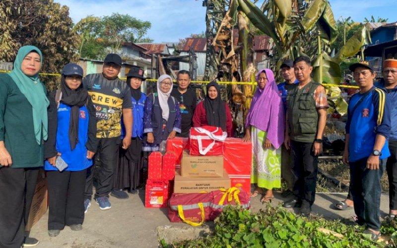 BANTUAN. Gubernur Sulsel, Andi Sudirman Sulaiman, mengirimkan bantuan melalui Dinas Sosial Provinsi Sulsel untuk korban kebakaran yang terjadi di Jl Matalie, dekat Permandian Lumpue, Kelurahan Lumpue, Kecamatan Bacukiki Barat, Kota Parepare, Senin (20/4/2026). foto: istimewa