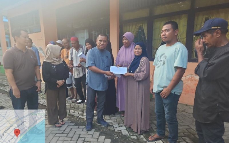 BANTUAN. Staf Khusus Gubernur Sulsel, Rahmat, menyerahkan bantuan kepada korban kebakaran di Terang-terang, Kecamatan Ujung Bulu, Kabupaten Bulukumba, Sabtu (25/4/2026). foto: istimewa