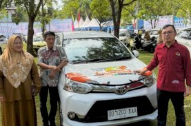 Andi Sudirman Sulaiman Serahkan Mobil Layanan Kesehatan untuk Warga Rongkong Lutra