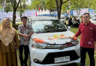 Andi Sudirman Sulaiman Serahkan Mobil Layanan Kesehatan untuk Warga Rongkong Lutra