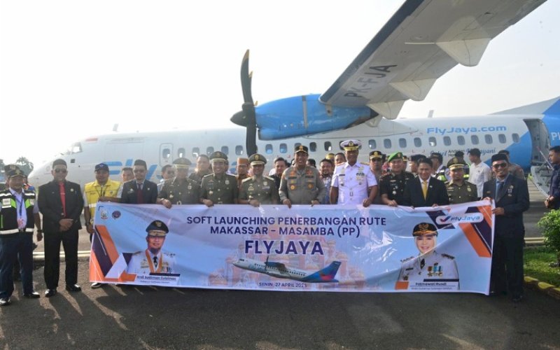 PELUNCURAN. Gubernur Sulsel, Andi Sudirman Sulaiman, resmi meluncurkan penerbangan perdana rute Masamba-Makassar Pulang-Pergi (PP), Senin (27/4/2026). foto: istimewa
