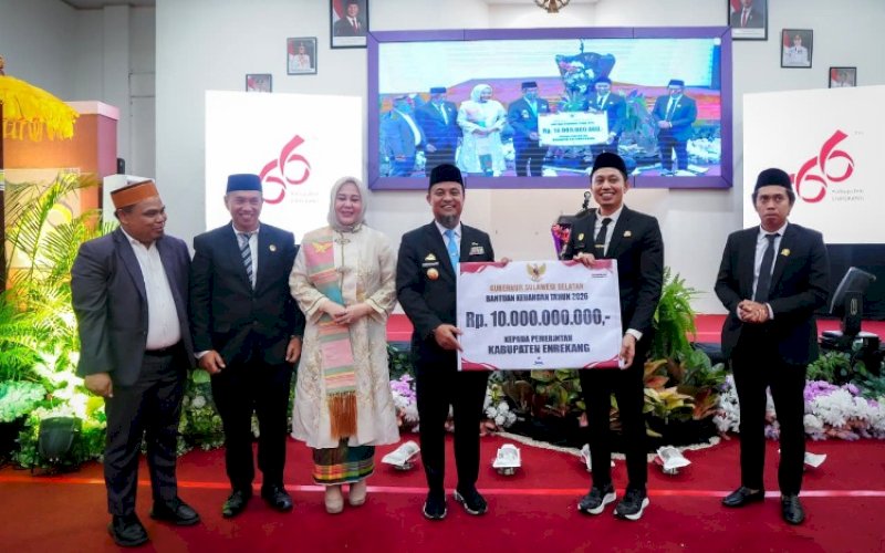 BANTUAN. Gubernur Sulsel, Andı Sudirman Sulaiman, menyerahkan bantuan pada acara Hari Jadi Kabupaten Enrekang ke-66 di Kantor Bupati Enrekang, Sabtu (11/4/2026). foto: istimewa