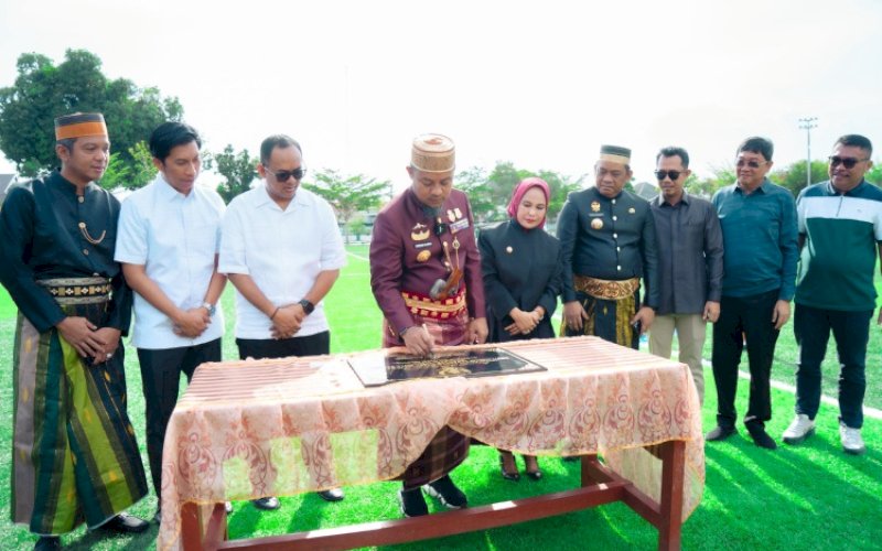 PERESMIAN. Gubernur Sulsel, Andi Sudirman Sulaiman, meresmikan Lapangan Gaspa Palopo yang telah selesai direvitalisasi dan kini menjadi salah satu fasilitas olahraga kebanggaan masyarakat Kota Palopo, Jumat (10/4/2026). foto: istimewa