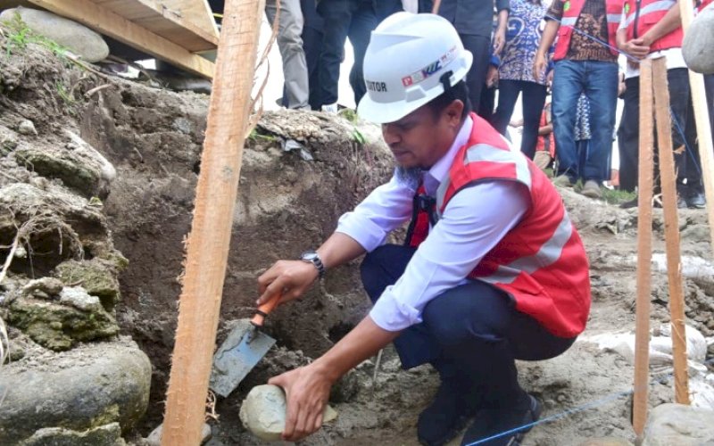 GROUNDBREAKING. Gubernur Sulsel, Andi Sudirman Sulaiman, groundbreaking Paket 4 Multiyears Project (MYP) Rehabilitasi Daerah Irigasi Tahun Anggaran 2026-2027 yang dipusatkan di Kecamatan Masamba, Kabupaten Luwu Utara, Senin (27/4/2026). foto: istimewa