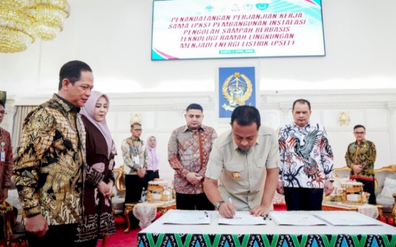 PROYEK PSEL. Gubernur Sulsel Andi Sudirman Sulaiman menandatangani Perjanjian Kerjasama (PKS) penyelenggaraan PSEL atau PLTSa yang dihadiri langsung Menteri Lingkungan Hidup RI Hanif Faisol Nurofiq di Rumah Jabatan Gubernur Sulsel, Sabtu (4/4/2026). foto: istimewa