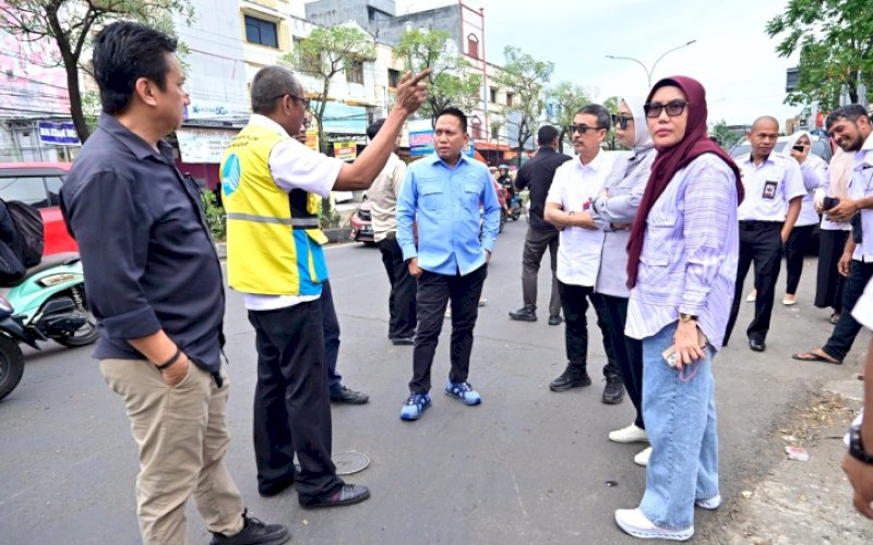 PENINJAUAN. Plt Direktur Utama Perumda Air Minum Kota Makassar, Andi Syahrum Makkuradde, bersama Komisi B DPRD Kota Makassar turun langsung meninjau sejumlah titik infrastruktur distribusi air, termasuk connecting valve (pipa koneksi) di Jl Ahmad Yani dan Jl Pongtiku, Rabu (29/4/2026). foto: istimewa
