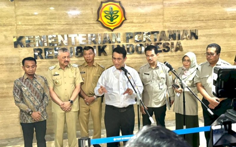 RAKORNAS. Bupati Bulukumba Andi Muchtar Ali Yusuf (ketiga kiri) mendampingi Menteri Pertanian Andi Amran Sulaiman saat memberikan keterangan terkait Rakornas Mitigasi Kekeringan Lahan Pertanian yang diselenggarakan Kementerian Pertanian di Kantor Pusat Kementerian Pertanian RI, Jakarta Selatan, Senin (20/4/2026). foto: istimewa