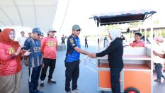 Andi Utta Bantu Gerobak Pelaku UMKM, Minta Jaga Kerapihan dan Kebersihan Pantai Merpati