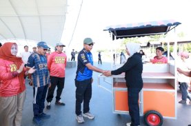 Andi Utta Bantu Gerobak Pelaku UMKM, Minta Jaga Kerapihan dan Kebersihan Pantai Merpati