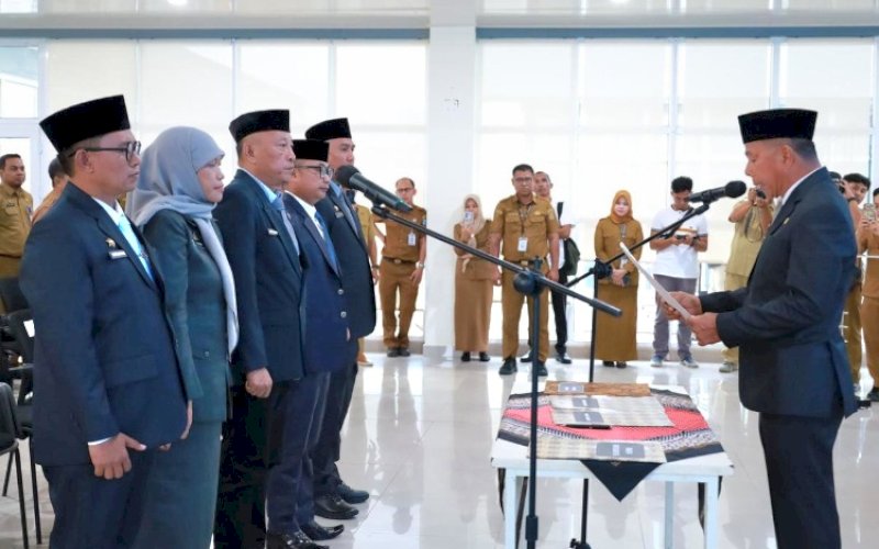 PELANTIKAN. Bupati Bulukumba, Andi Muchtar Ali Yusuf, melantik lima Pejabat Pimpinan Tinggi Pratama (Eselon II) hasil Seleksi Terbuka (Selter) di Gedung Pinisi, Senin (6/4/2026). foto: istimewa