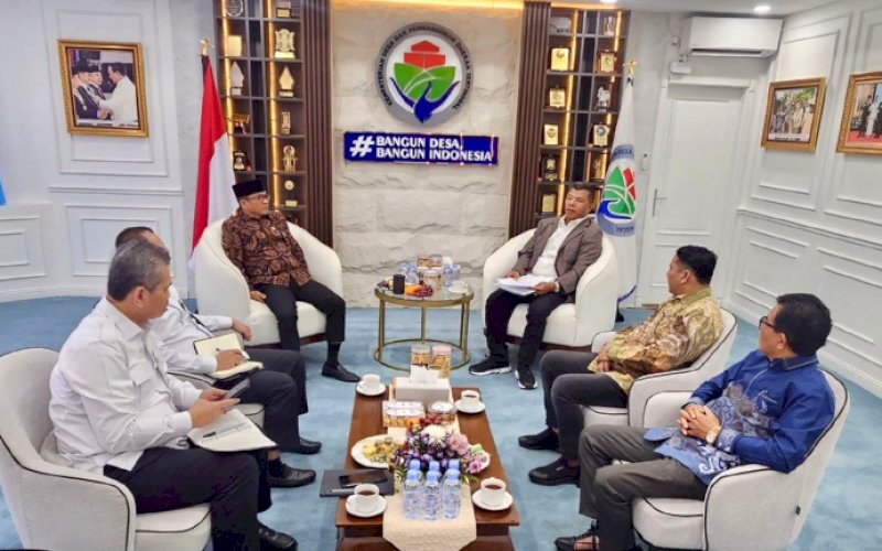 PERTEMUAN. Bupati Bulukumba Andi Muchtar Ali Yusuf.bersama Wakil Ketua DPRD Kabupaten Bulukumba Fahidin HDK melakukan audiensi dengan Menteri Desa dan Pembangunan Daerah Tertinggal Yandri Susanto di Kantor Kementerian Desa PDT, Rabu (15/4/2026). foto: istimewa