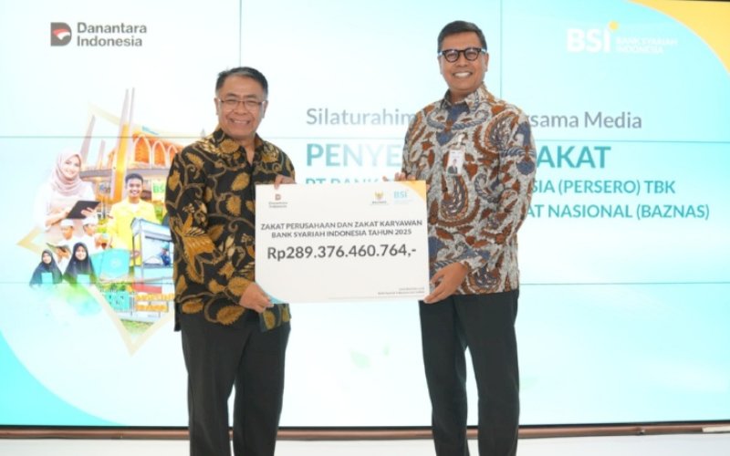 PENYALURAN ZAKAT. Direktur Utama BSI Anggoro Eko Cahyo (kanan) menyalurkan zakat perusahaan dan pegawai 2025 sebesar Rp289 miliar kepada Ketua Baznas RI Sodik Mudjahid (kiri) di Kantor Pusat BSI The Tower, Jakarta (1/4/2026). foto: istimewa