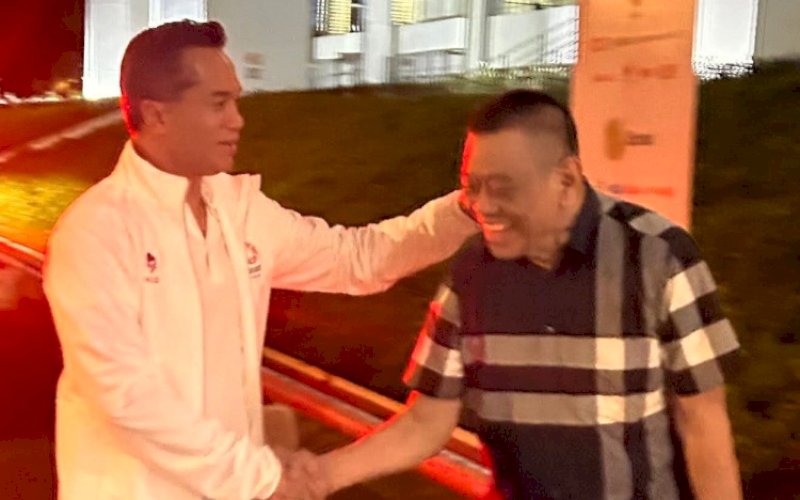BERSALAMAN. Ketua Pengprov Akuatik Indonesia Sulsel Amirullah Nur Saenong bersalaman dengan Ketua Umum PB Akuatik Indonesia Anindya Novyan Bakrie di sela-sela pembukaan Kejurnas Akuatik Indonesia 2026 di Stadion Akuatik Gelora Bung Karno, Senayan, Jakarta, Selasa (28/4/2024). foto: istimewa