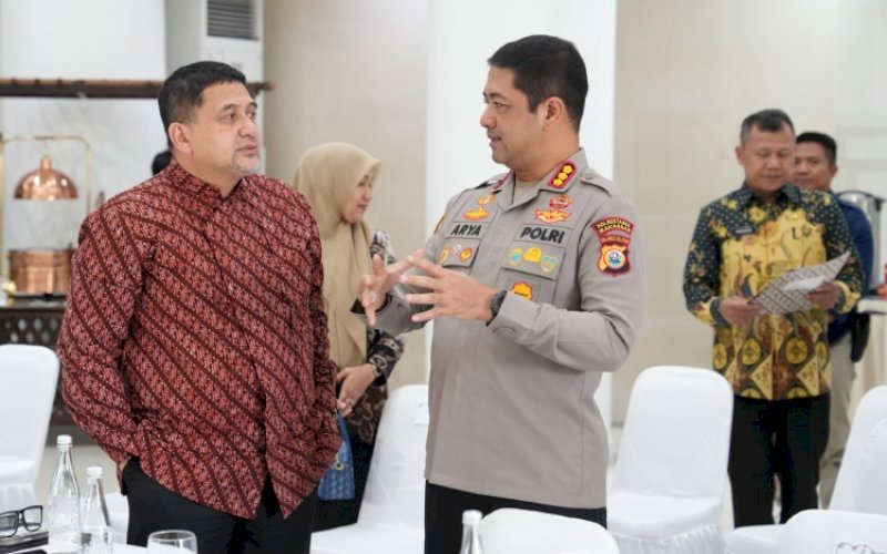 BERBINCANG. Wali Kota Makassar Munafri Arifuddin berbincang dengan Kapolrestabes Makassar Kombes Pol Arya Perdana saat rapat koordinasi bersama jajaran pemerintah dan unsur Forkopimda Kota Makassar dalam rangka mematangkan persiapan menyambut peringatan Hari Buruh Internasional 2026, Jumat (24/4/2026). foto: istimewa