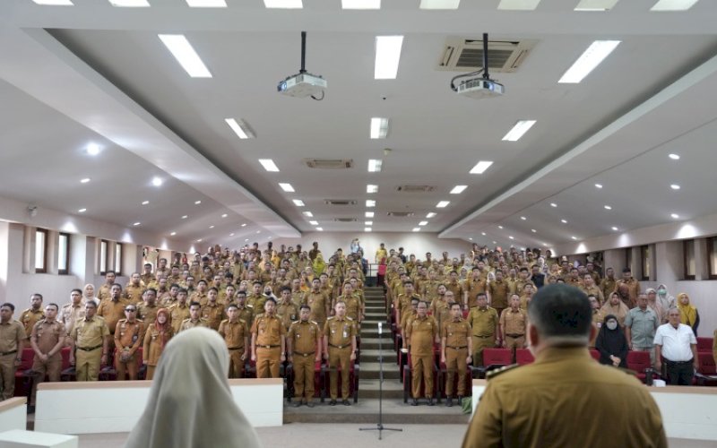 WARNING. Wali Kota Makassar, Munafri Arifuddin, memimpin Rapat Koordinasi (Rakor) Pengelolaan Sampah di Makassar yang digelar di Ruang Sipakatau, Kantor Wali Kota Makassar, Senin (6/4/2026). Appi menyoroti absennya sejumlah lurah dalam rakor ini. foto: istimewa