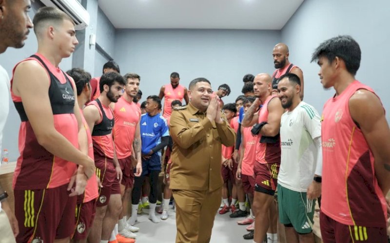 BERI SEMANGAT. Wali Kota Makassar, Munafri Arifuddin, memberi semangat pemain PSM Makassar saat latihan di Stadion Kalegowa, Kabupaten Gowa, Senin (6/4/2026) petang. foto: istimewa