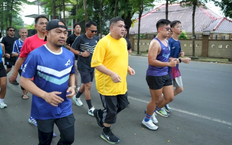 BERLARI. Wali Kota Makassar, Munafri Arifuddin, berlari bersama para runners, mengisi Minggu (5/4/2026) pagi. foto: istimewa
