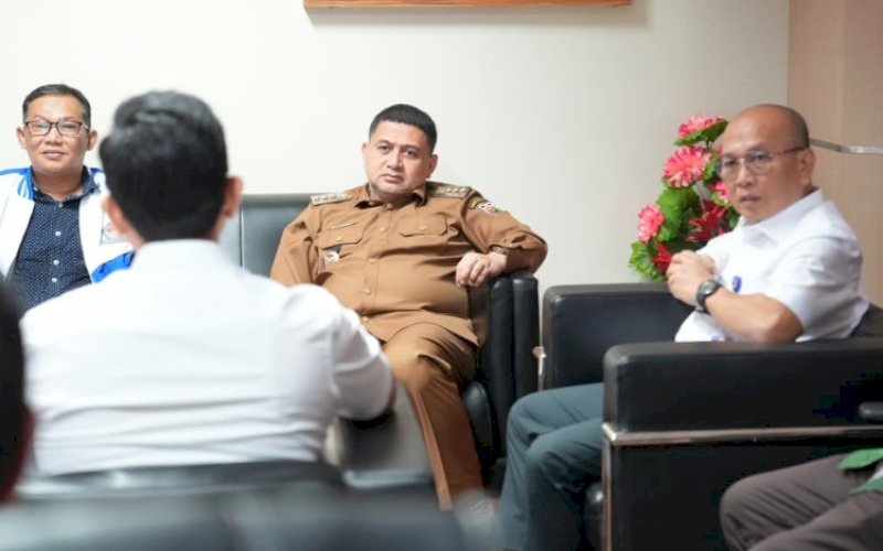 PERTEMUAN. Wali Kota Makassar, Munafri Arifuddin, melakukan pertemuan strategis bersama jajaran Kementerian Perhubungan yang turut disaksikan Direktur Politeknik Ilmu Pelayaran Makassar, Capt Rudi Susanto, di ruang rapat Direktur PIP Makassar, Jl Salodong, Kota Makassar, Selasa (14/4/2026). foto: istimewa