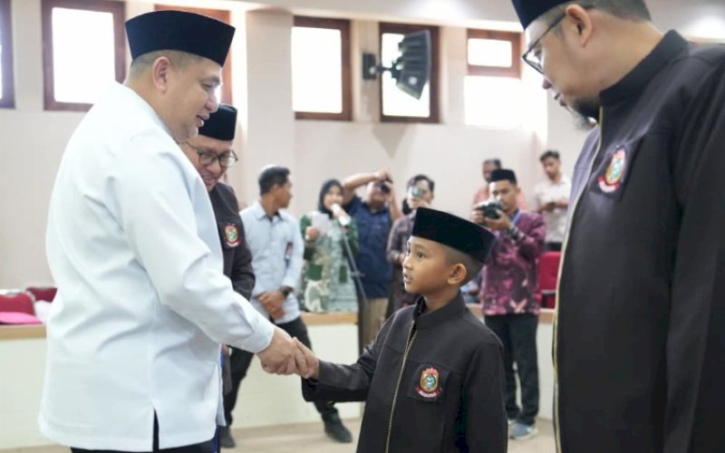 PELEPASAN. Wali Kota Makassar, Munafri Arifuddin, secara resmi melepas kafilah Kota Makassar untuk mengikuti MTQ XXXIV Tingkat Provinsi Sulsel 2026 di Ruang Sipakatau Kantor Balai Kota Makassar, Jumat (10/4/2026). foto: istimewa