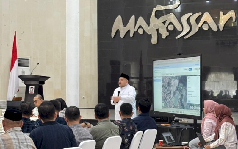 RAPAT. Wali Kota Makassar, Munafri Arifuddin, memimpin langsung rapat strategis bersama jajaran SKPD lingkup Pemkot Makassar dengan fokus utama pada penanganan sampah serta perumusan solusi jangka panjang di Rumah Jabatan Wali Kota (Anging Mammiri), Jumat (3/4/2026). foto: istimewa