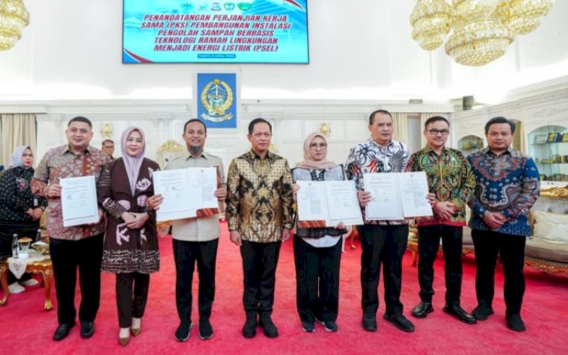 PROYEK PSEL. Wali Kota Makassar Munafri Arifuddin (kiri) menghadiri penandatanganan Perjanjian Kerjasama (PKS) penyelenggaraan PSEL atau PLTSa bersama Gubernur Sulsel Andi Sudirman Sulaiman yang dihadiri langsung Menteri Lingkungan Hidup RI Hanif Faisol Nurofiq di Rumah Jabatan Gubernur Sulsel, Sabtu (4/4/2026). foto: istimewa