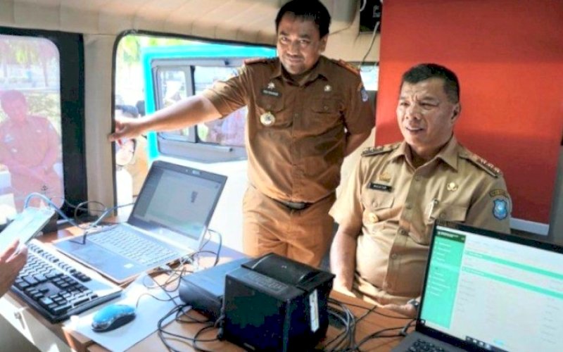 PEREKAMAN KTP. Kepala Disdukcapil Kabupaten Bulukumba Dedi Rahmadi mendampingi Bupati Bulukumba Andi Muchtar Ali Yusuf melakukan perekaman KTP Elektronik. foto: istimewa